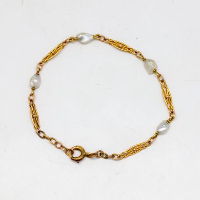 Petit bracelet en or jaune et petites perles...