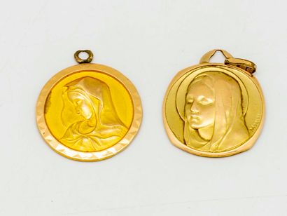 Deux médailles de baptême en métal doré,...