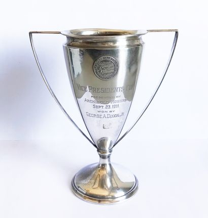 null Trophée de Golf du Shinnecock Hills Club en argent en forme d'urne à anses latérales....
