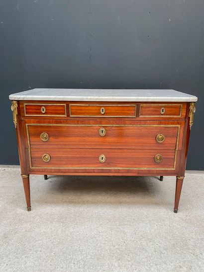 null Veneer chest of drawers opening with five drawers on three rows, resting on...