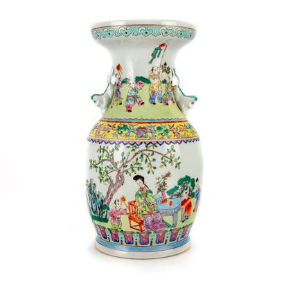 CHINE CHINE - XXe

Vase en porcelaine à panse renflée à décor polychrome de femmes...