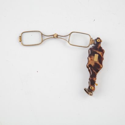 null Pair of folding lorgnons in tortoise shell and brass 

Late 19th century