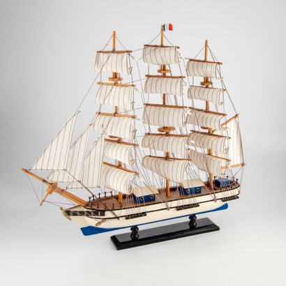 null Model of a three-masted sailing ship in wood 

H. 48.5 cm ; L. : 50 cm