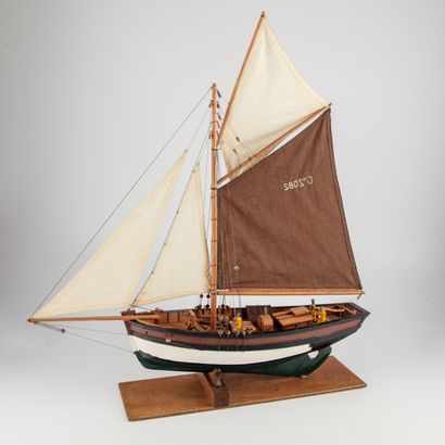 null Model of a fishing boat "RED ATAO" in wood 

H. 59,5 cm ; L. : 54 cm

(Small...