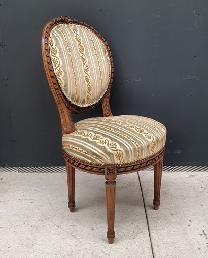 null Carved natural wood medallion chair

Louis XVI style

(Small accidents and missing...