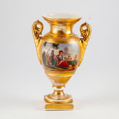 null Petit vase balustre en porcelaine émaillée polychrome et doré à décor de scènes...