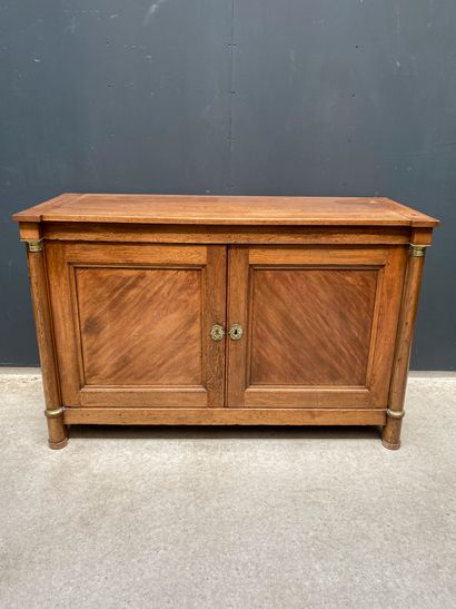 null Low sideboard in natural wood opening by two doors, the amounts in half columns.

19th...