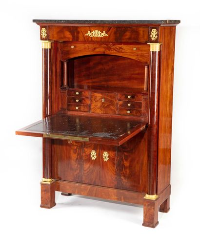 null Mahogany desk with detached columns, opening with two leaves, a drawer and a...