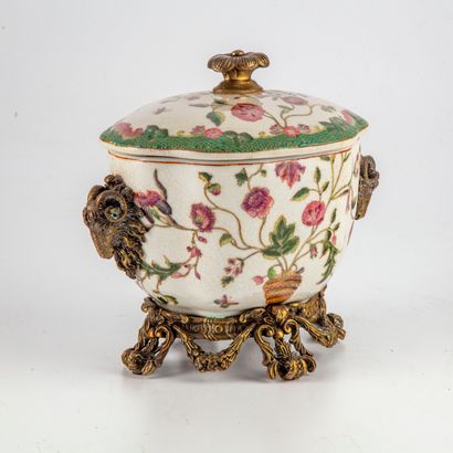 null Cracked porcelain candy box with polychrome and gilt enamel decoration of flowers...