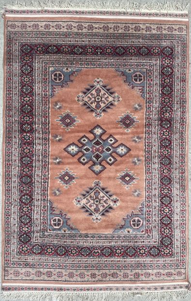 null Mechanical wool carpet with geometric decoration on a salmon background

186x...