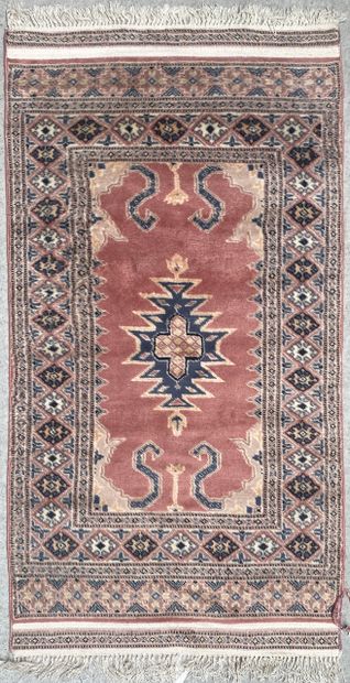 null Mechanical wool carpet with geometric decoration on a pink background

173x90...