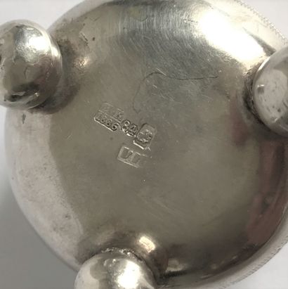 null Egg-shaped silver salad bowl with engraved decoration. It rests on three ball...