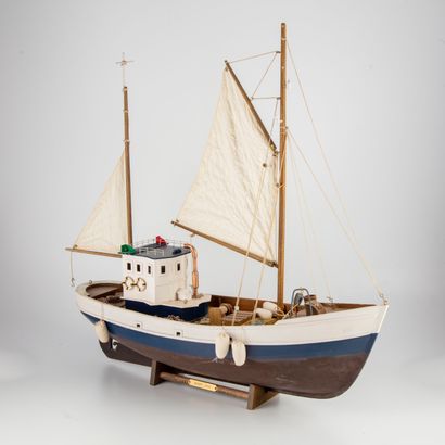 null Maquette du bateau de pêche le "Mary Ann" en boit peint

H. 62 cm ; L. : 59...