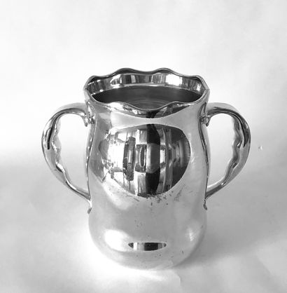 null Pot with side handles in silver plated metal

English work 

H. 17 cm