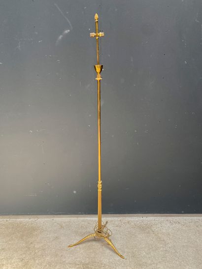 null A gilt bronze floor lamp with a tripod base with leaves.

20th century

H.:...