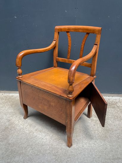 null Natural wood commodity chair, leather covered seat

19th century

H.: 82 cm;...