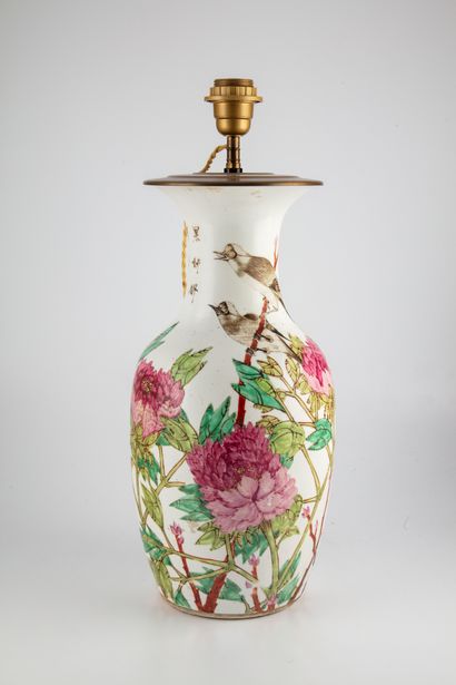 Vase balustre en porcelaine à décor émaillé...