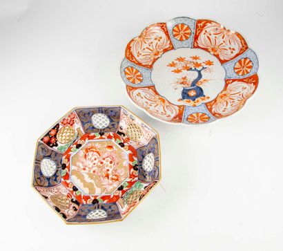 JAPON JAPAN

Two porcelain dishes with blue, red and gold decoration, called Imari....