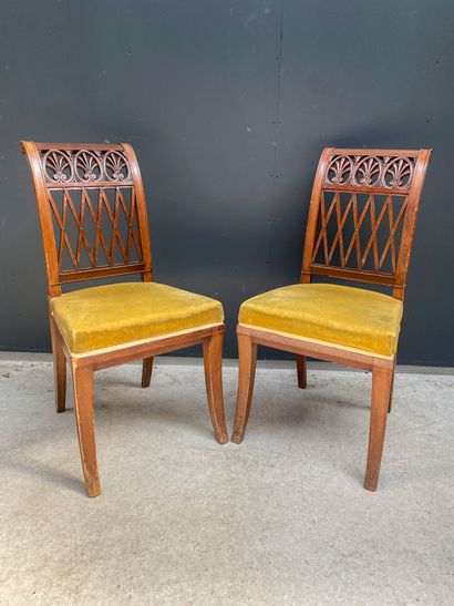 null Deux chaises en bois teinté à dossier ajouré en crosillons. Style Directoire

Etat...