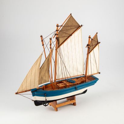 null Model of a painted wooden sailing ship

H. 32 cm ; L. : 32 cm