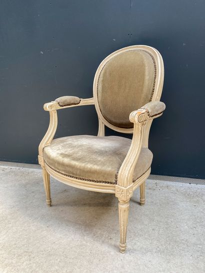 null White lacquered wood armchair with mouldings and curved fluted legs

Louis XVI...