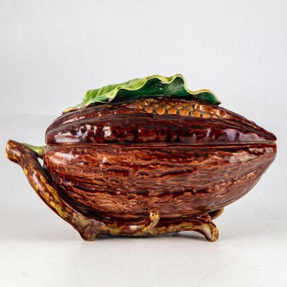 null Glazed earthenware chocolate box in the shape of a cocoa pod 

H. 16 cm ; L....