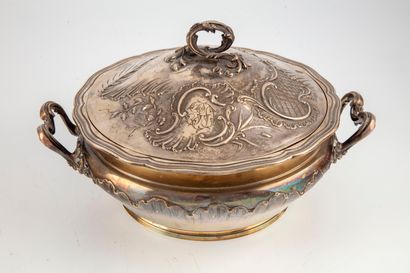 null A silver vegetable dish with a rocaille pattern, engraved "PD". 18th - late...