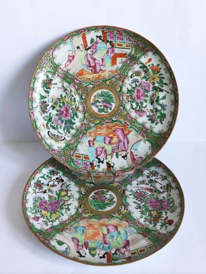 CHINE CHINA - Canton

Pair of porcelain plates with polychrome and gilt decoration...