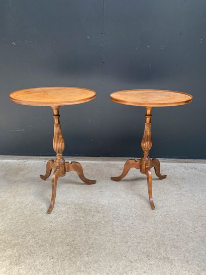 null Pair of pedestal tables in natural wood, tripod base

Small accidents 

H.:...