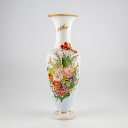 null Vase balustre en verre opalin blanc à décor de fleurs 

XIXème siècle

H.: ...