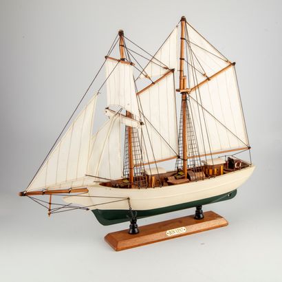null Model of the sailboat " Bon Vent " in painted wood

H. 46,5 cm ; L. : 53 cm