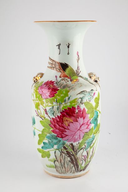 Vase balustre en porcelaine à décor émaillé...