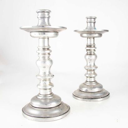 null Pair of white metal candle holders

Mexican work
