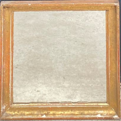 null Petit miroir de forme rectangulaire en bois et stuc doré. 

41 cm x 36 cm 

(petits...