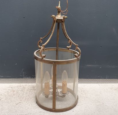 null Cylindrical brass lantern with three arms

H. 58 cm ; D. : 25 cm