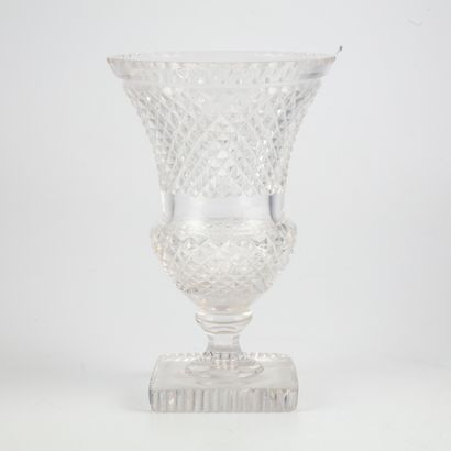 BACCARAT BACCARAT attribué à 

Vase de forme Médicis sur pied en cristal taillé.