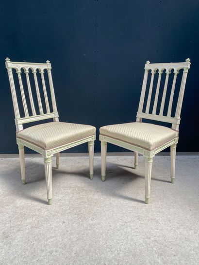 null Pair of chairs in relacquered wood. Openwork backrest with fluted column bars....