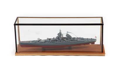 null Plastic model of the warship "Strasbourg" assembled by hand, in a glass case...
