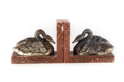 null Bookends with swans

Regula and marble

H. 11 cm ; W 13.5 cm