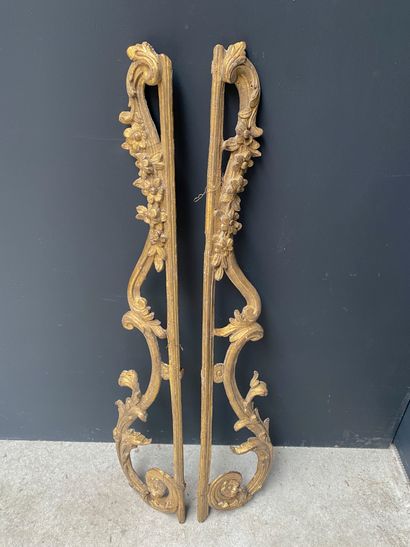null Pair of gilded wood molded and carved with leaves and flowers. 

18th century...