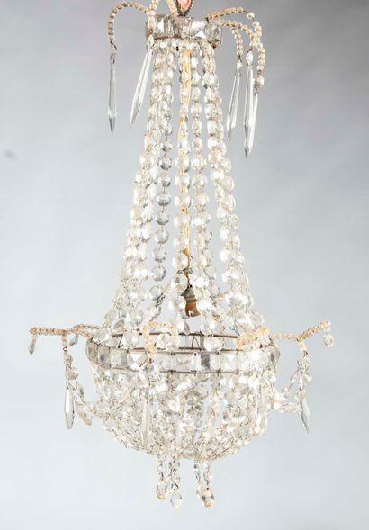 null Small suspension with metal structure and glass garland trim

Louis XVI style

H....