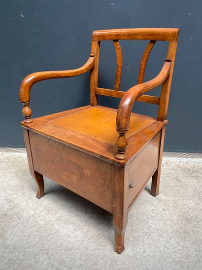 null Chaise de commodité en bois naturel, l'assise gainée de cuir

XIXème siècle

H.:...