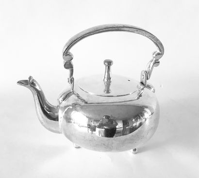 null Silver-plated metal jug with mobile handle. It rests on three feet. English...