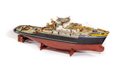 null Model of the tug "SMIT ROTTERDAM", in painted wood

The masts in disorder

H...