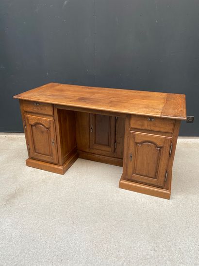 null Natural wood pedestal desk

H.: 80 cm; W.: 155 cm; D.: 65 cm