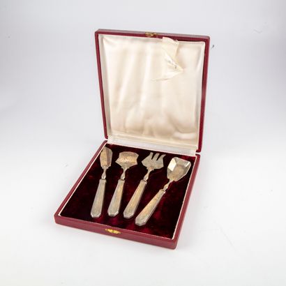 null Set of small silver plated hors d'oeuvre cutlery 

With case