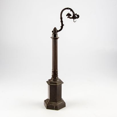 null Watch stand representing a lamp post in green patina bronze

Late 19th century

H....