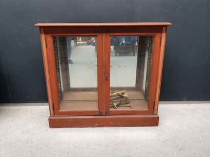 null Low wooden display case with glass doors and side panels

H. 90 cm - W 97 cm

As...