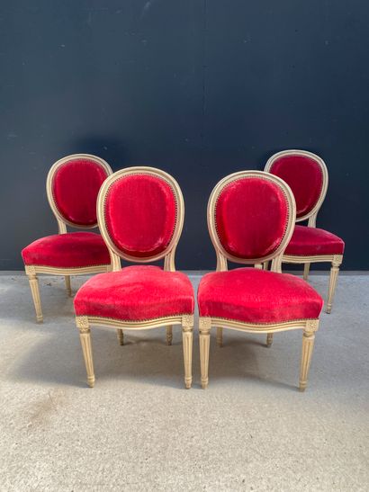 null Suite of four chairs in white lacquered wood, legs with curved flutes. Used...