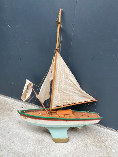 null Model of a sailboat brand BORDA 

H. 111 cm ; L. : 72,5 cm 

(Accidents)